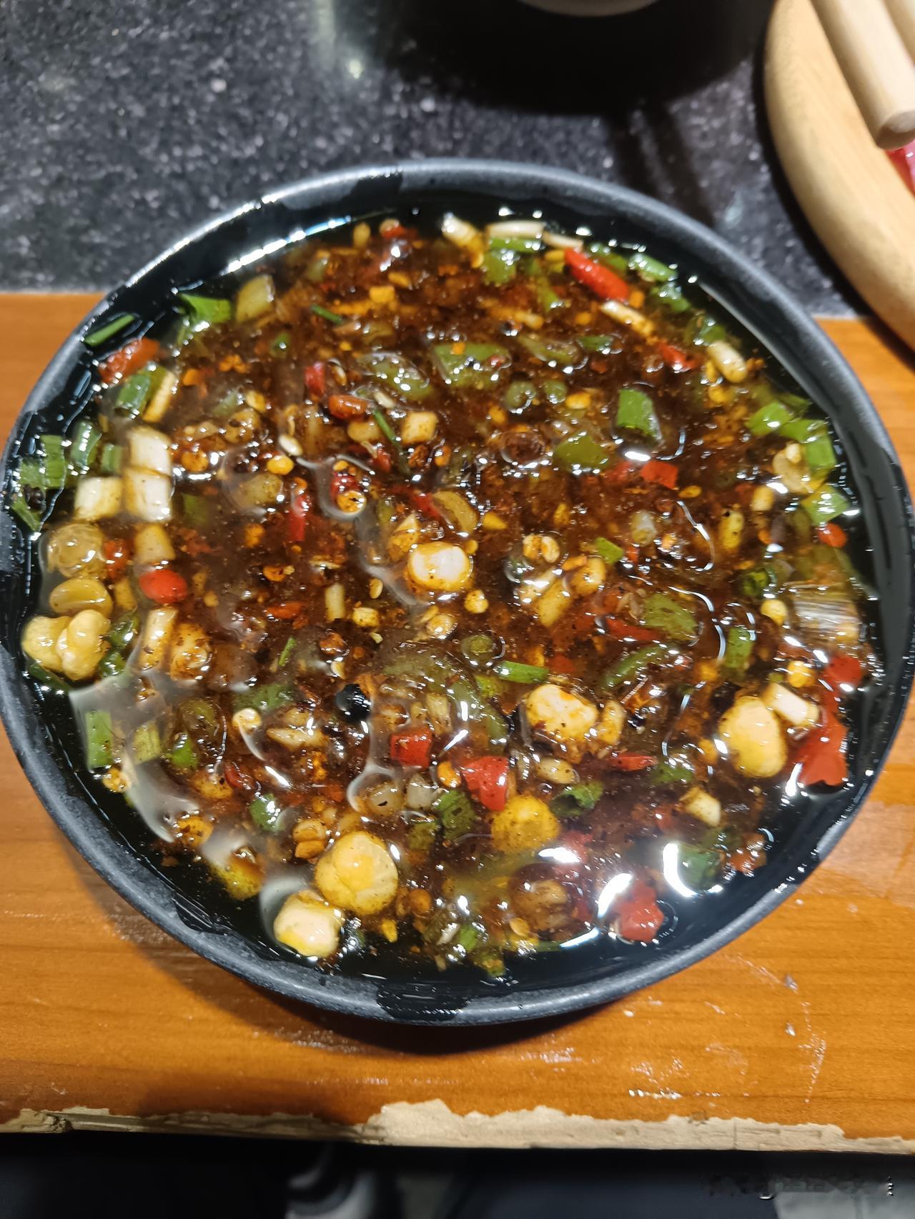 这碗蘸水是我们吃火锅的必备，有这蘸水吃饭嘎嘎香，香辣可口，一不小心就给吃多了
