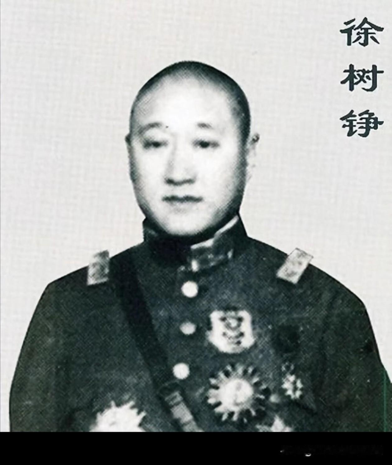 徐树铮一身戎装，胸佩勋章，意气凛然。他文武兼具，曾经略外蒙，力促收复故土，一生跌