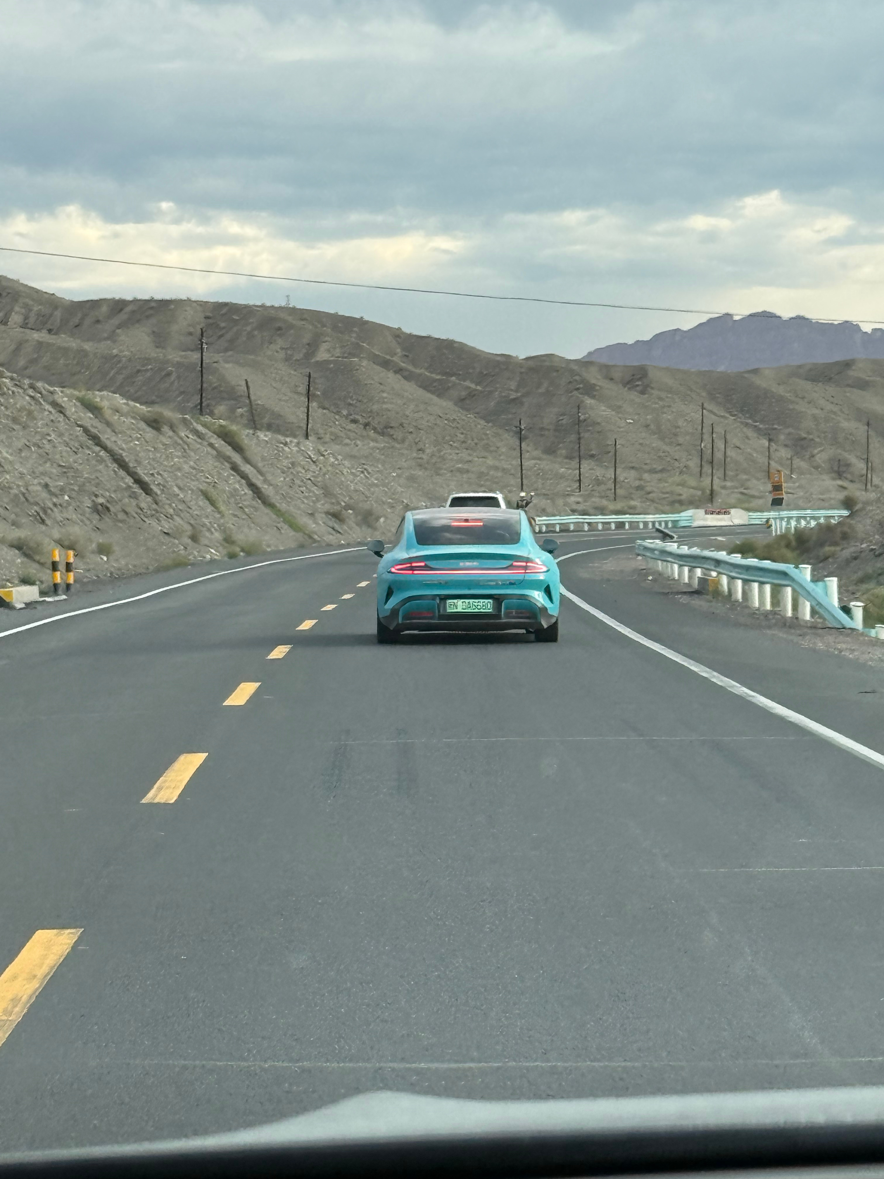 在独库公路上看到了一辆小米儿 ​​​