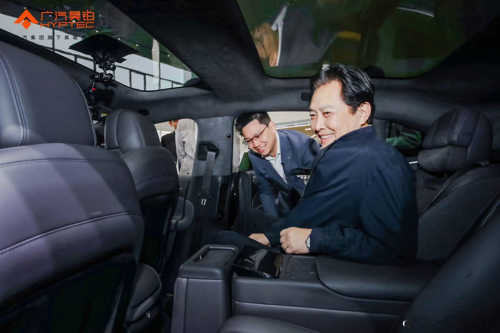 新华AUTO:唐国强参观昊铂灯塔工厂深度体验昊铂A800品鉴旗舰科技魅力见证中国