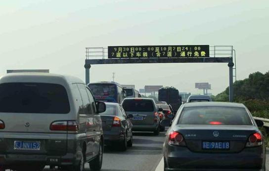 14亿人难道还养不起高速公路？中国高速8年累计亏损高达6万亿元，而美国高速公路大