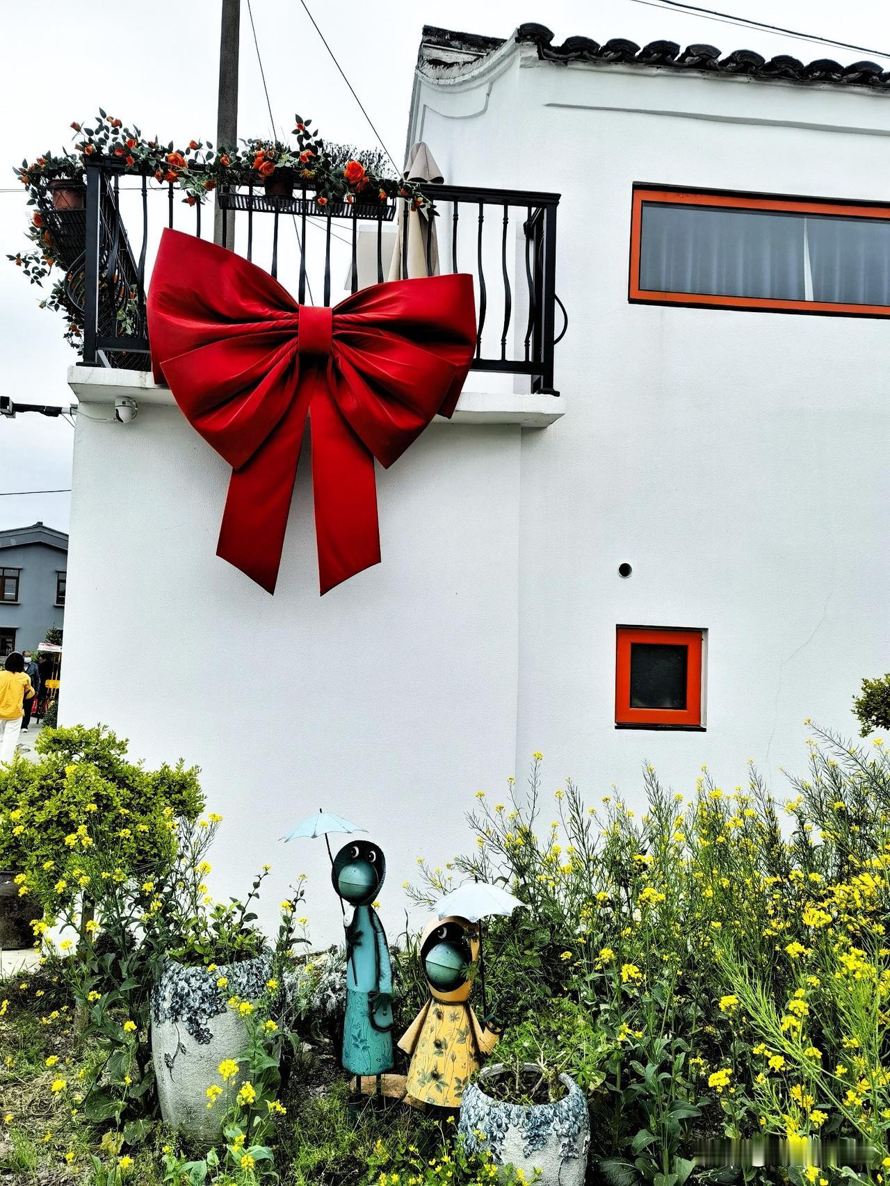 东钱湖的“另类”风景

昨天在利民村闲逛，撞见一堵老墙，上面画着抽象的中国地图，