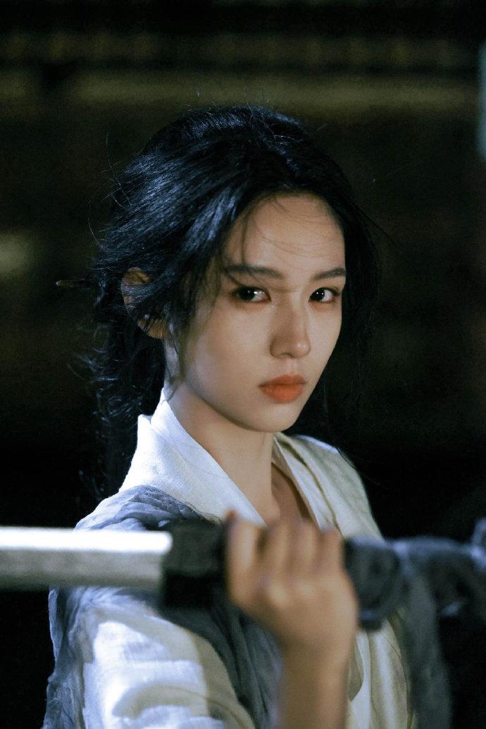 周也武侠味 周也白衣执剑清冷小生感 周也武侠味，也子白衣执剑清冷小生感直接拉满，