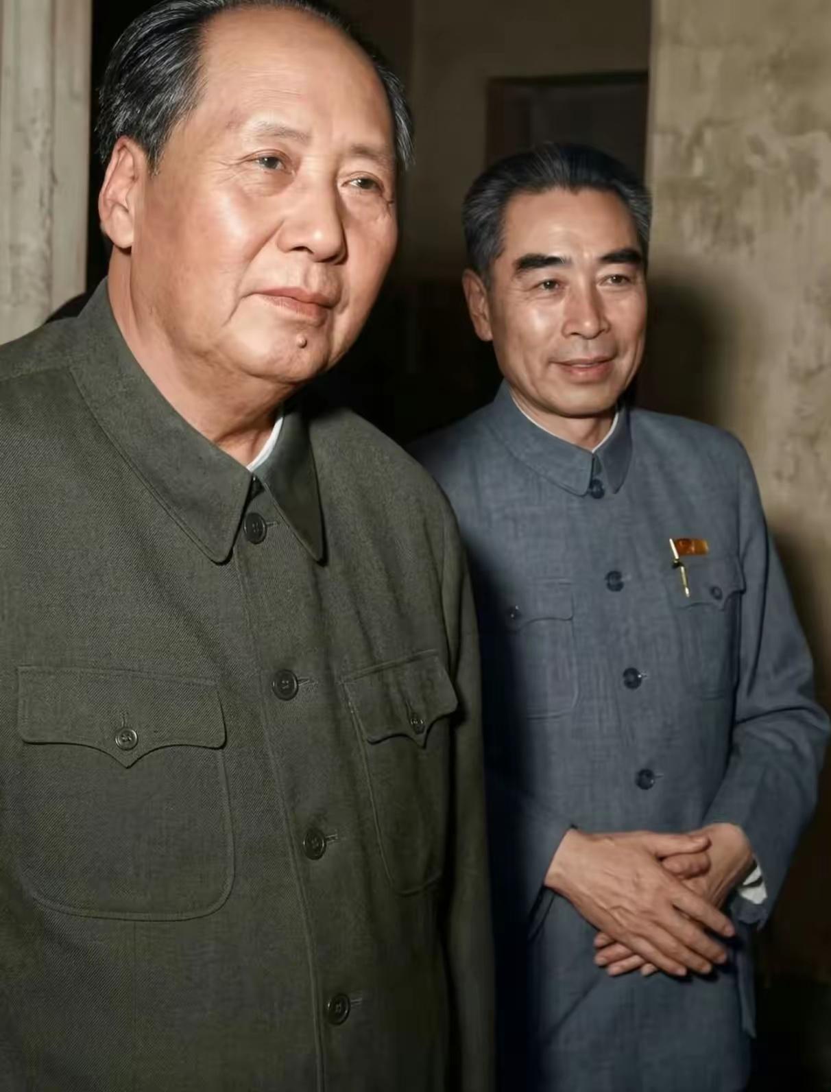 1976年1月，寒风刺骨。得知周恩来逝世的消息，病榻上的毛泽东听着讣告，双眼垂泪