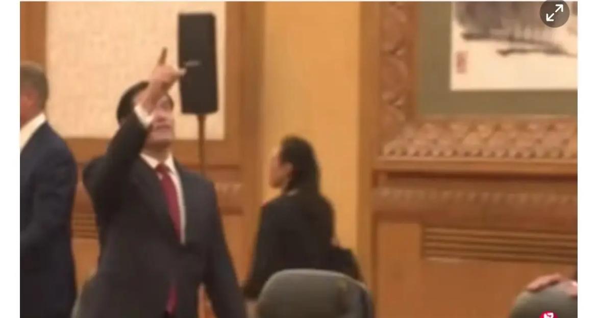 联合早报报道称：中美元首会谈开始前，美国国务卿鲁比奥在北京人民大会堂内不时抬头观
