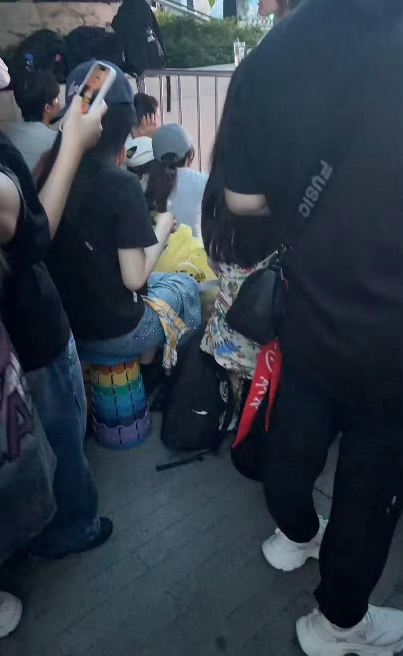 听说是黄🪣过去了，飞侠才去夜排的。大家已经到了的可以去支持🦐姐，辛苦你们了