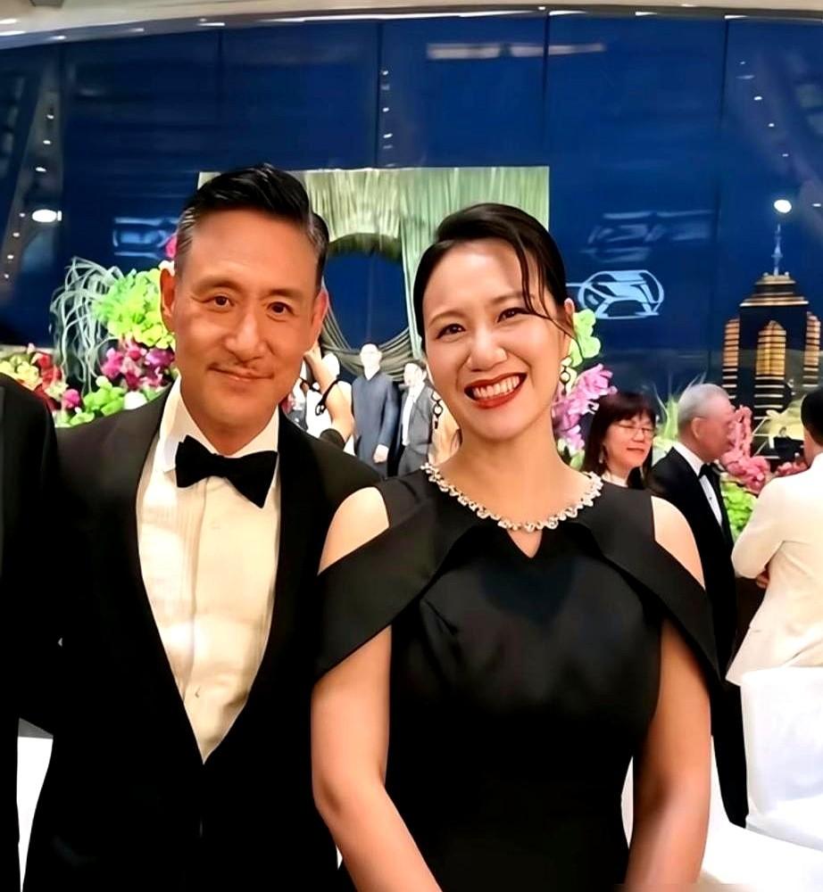 张学友开口唱歌，新娘的妈吴婉芳哭了，两人紧紧抱住，台下曾志伟拿着手机全程在录。