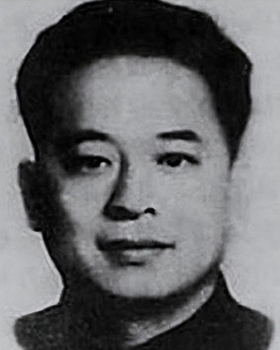 1948 年，罗广斌身份暴露，但他哥哥是中将，敌人不敢抓人，就找到他哥哥：“你弟