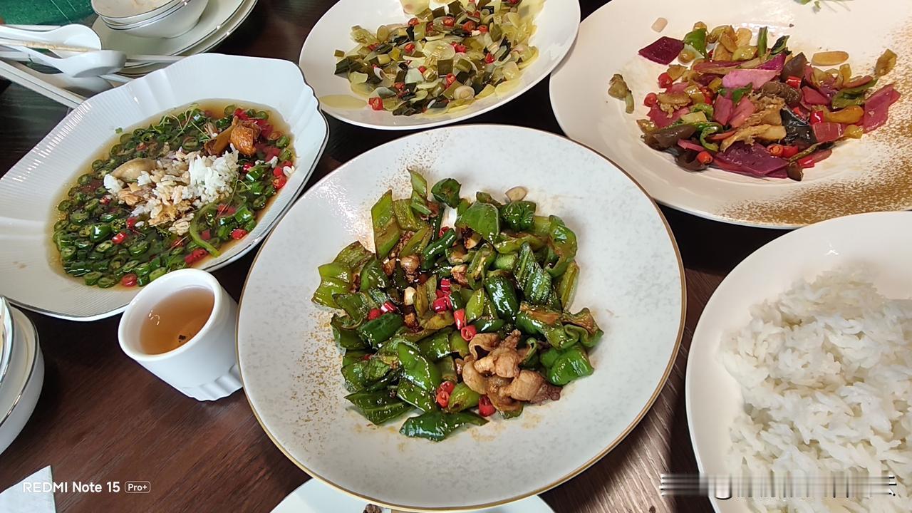 这是一桌残羹冷炙，几个年轻人刚吃完饭起身离开。

中午去吃饭，餐厅里人很多。
等