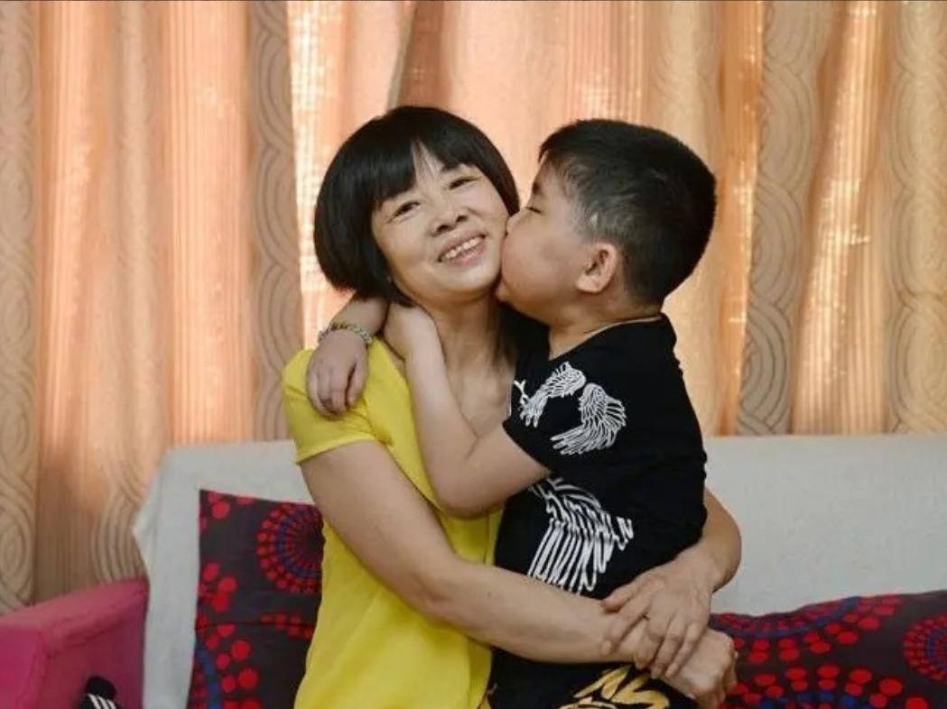 太戳心了！江西南昌，一对夫妻双双因病离世，临终前，将2岁的儿子托付给保姆，谁料，