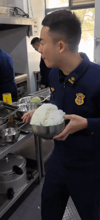 这小伙子饭量可真大，看他长得并不胖，却特别能吃？
难道是因为消防员训练强度太大造