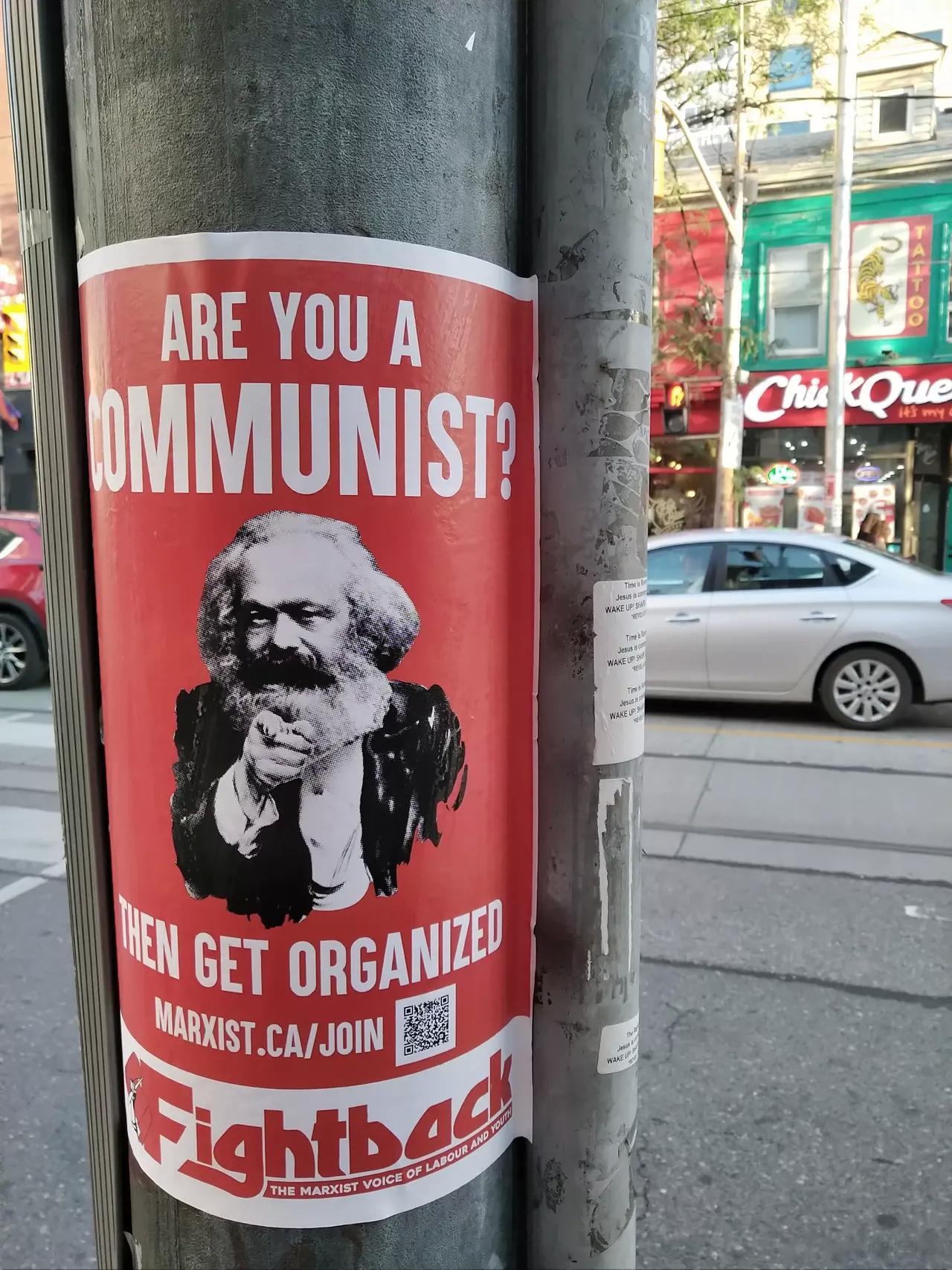 网友拍到加拿大街头的标语：Are you a communist?Then ge