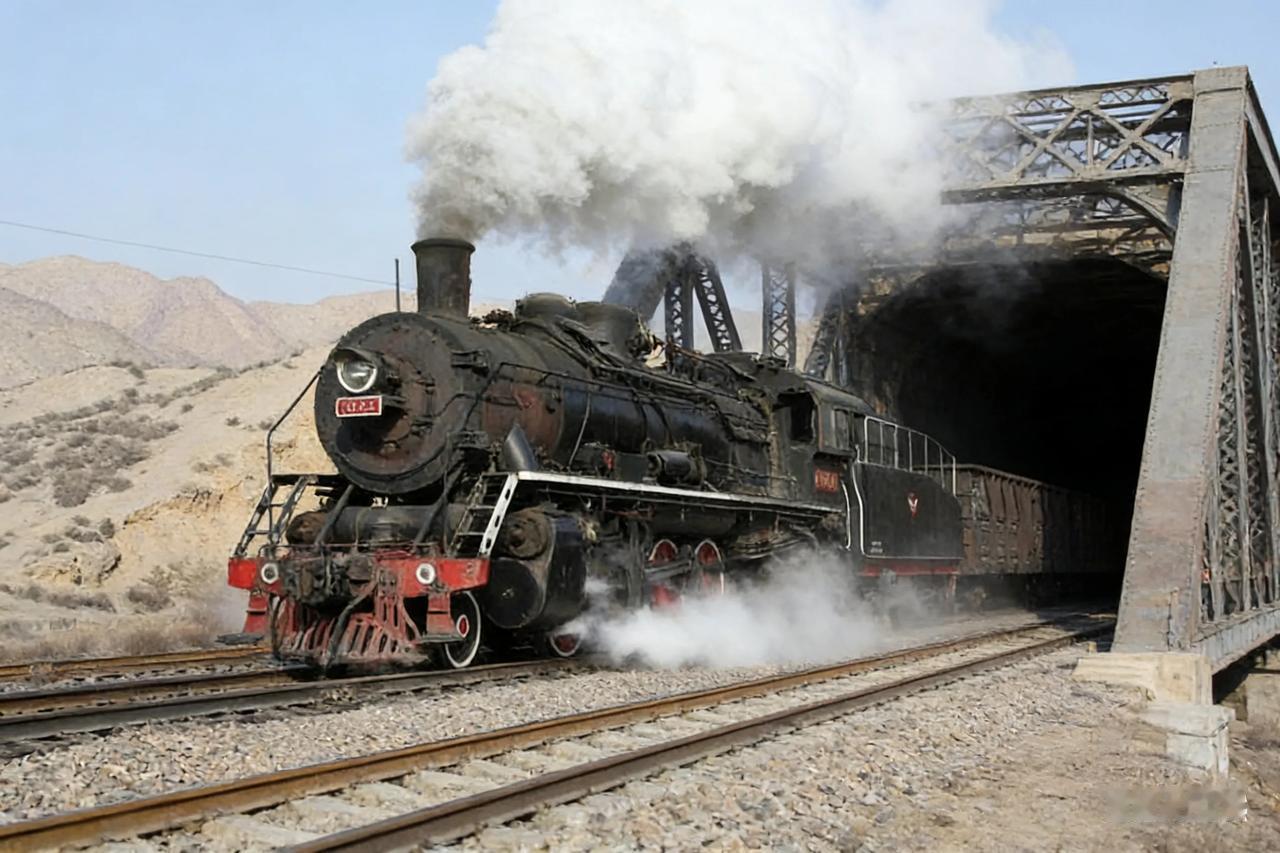 在我六岁的时候就有远大理想，我小时候生长在牡丹江，牡丹江有一一座跨线桥啊，铁路跨