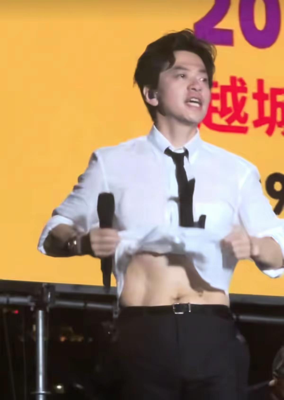 为何李健的腹肌仅有马甲线，而非八块腹肌呢？
当李健在演唱会即兴撩起上衣，露出腹部