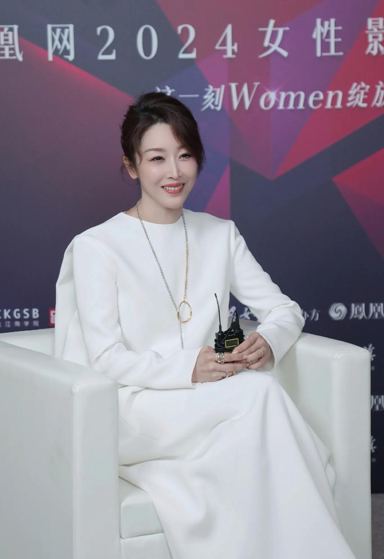 孙悦出席颁奖典礼，身穿一袭白色长裙仙气飘飘，太美了！五十岁保持如此好状态令人羡慕