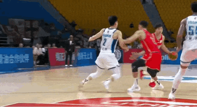 CBA广州队对阵宁波队的比赛中，陈国豪单打戴昊的这一球真的太危险了！
当时陈国豪