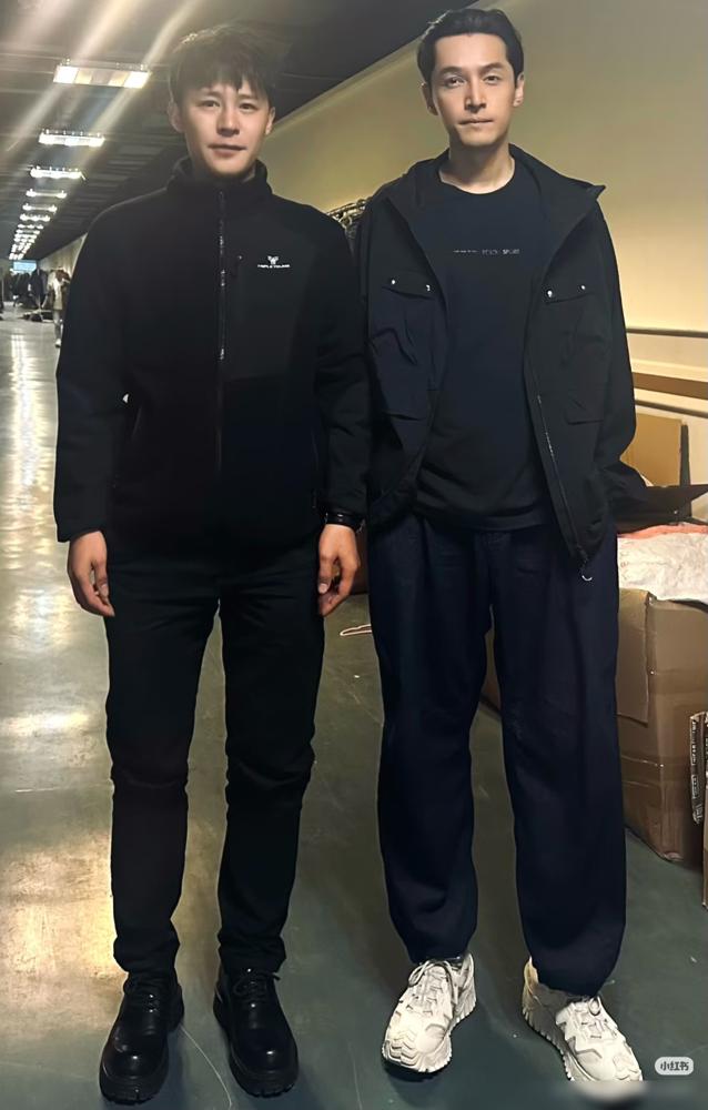 胡歌这双鞋太好看了吧，一看这款式和样子就知道肯定不便宜，挺贵的。
​
这鞋确实挺