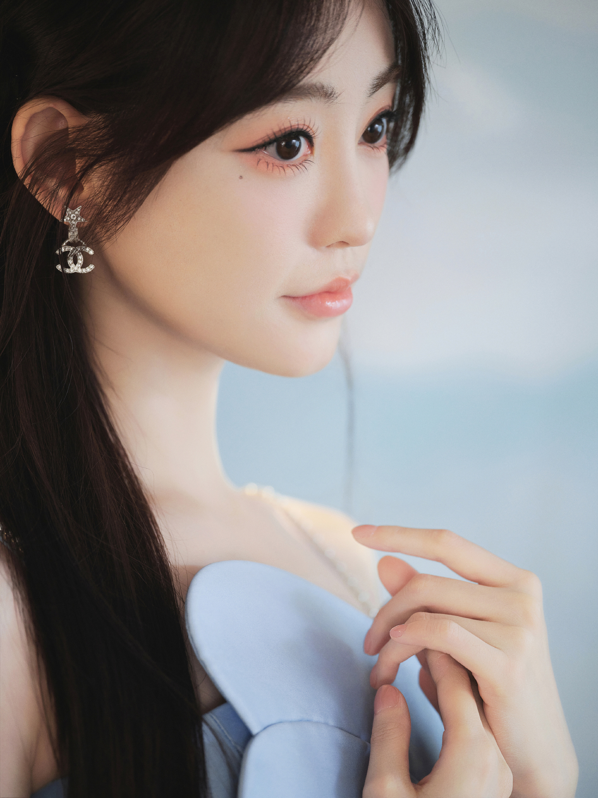 #祝绪丹[超话]##慕瑶来现代拍了组照片#祝绪丹真的好适合淡颜啊！清冷系美人💧