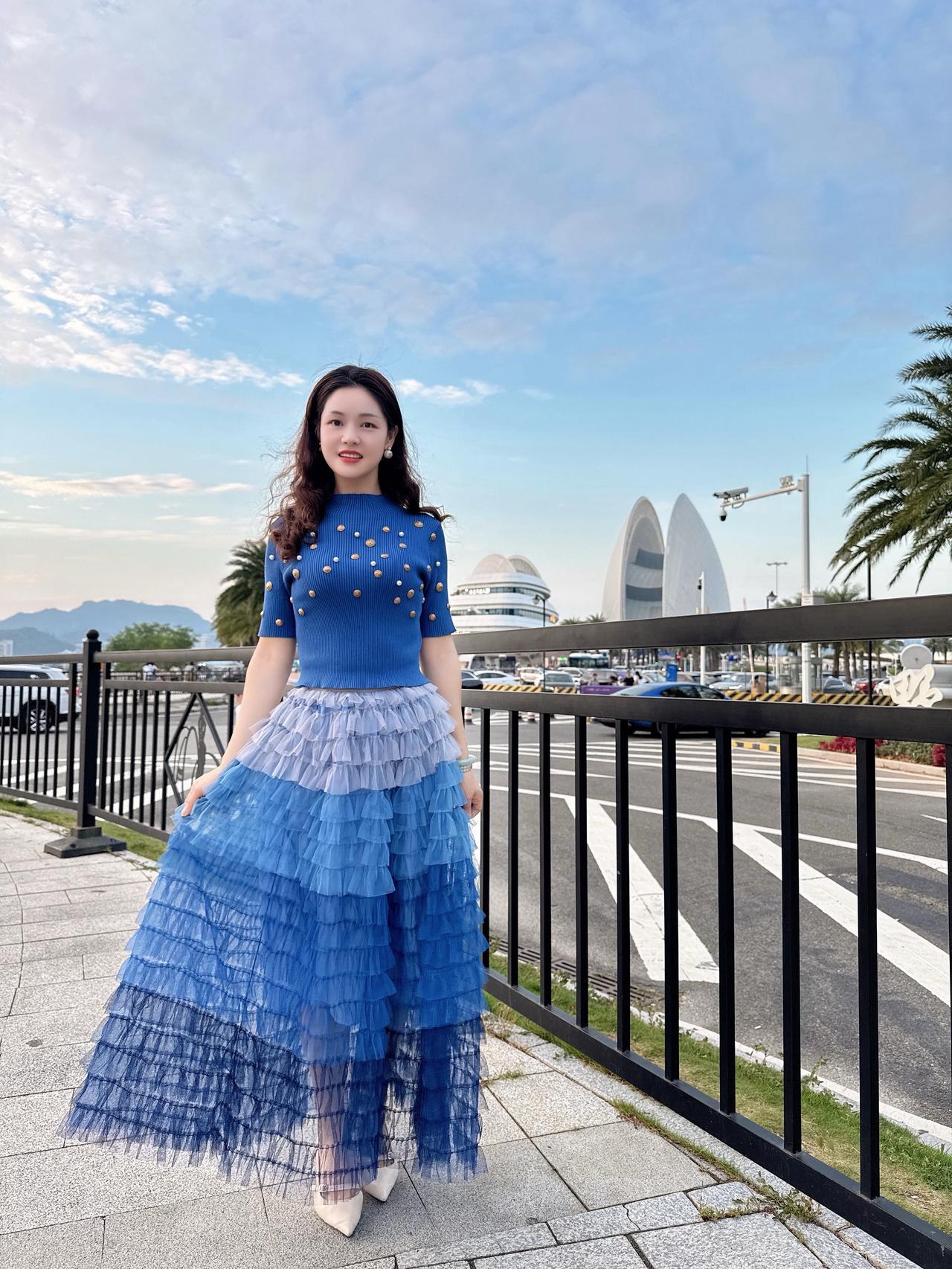 慢煮生活，你看天空很蓝，云朵很飘逸，时光缓缓流动，身边都是你喜欢的样子。慢下来看