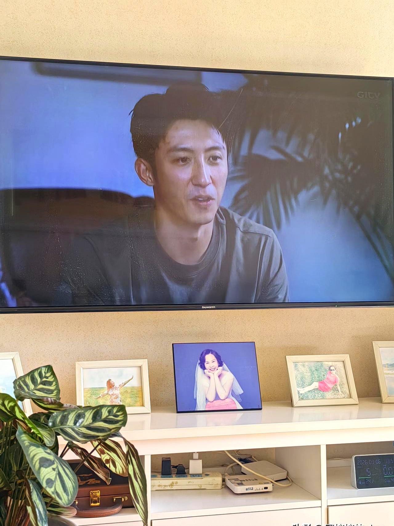 现代人的孤独，不是因为独居，而是即便门对门住着，心里也隔着一层防弹玻璃。
 
《