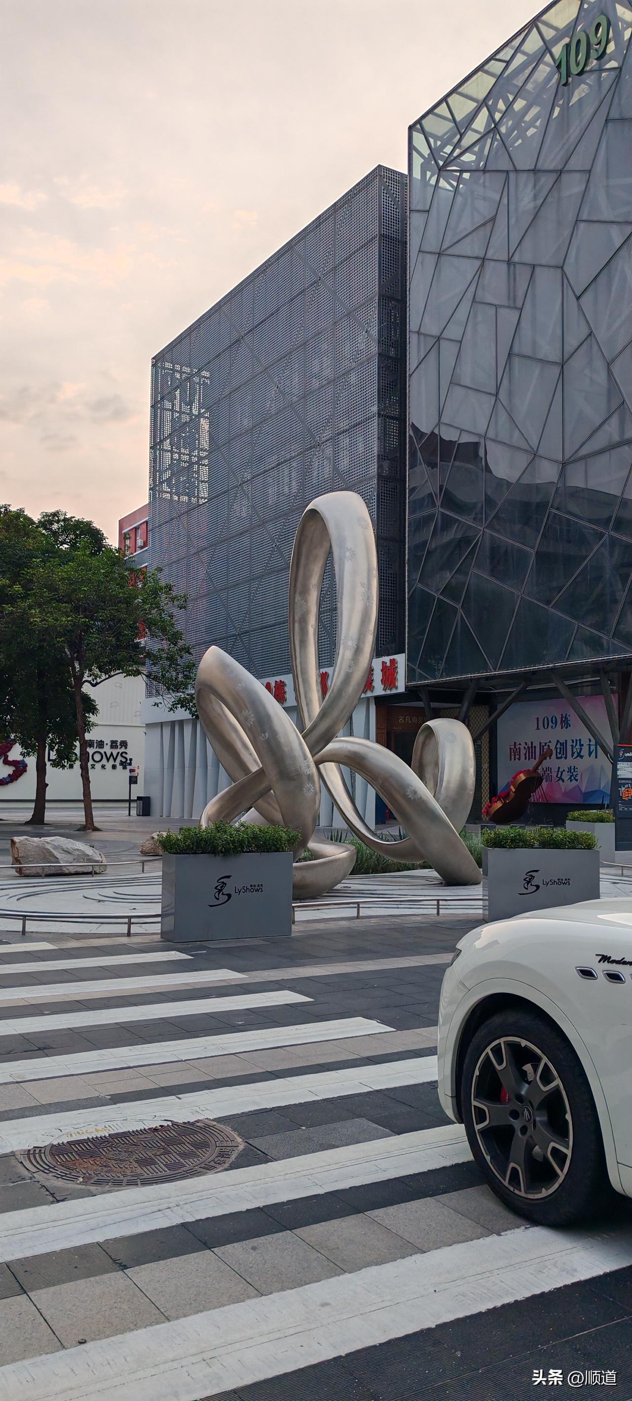 今早下班刚走出店门，就被商场保安喊住了，外面下大雨呢，要拿伞！
其实我兜里一直都