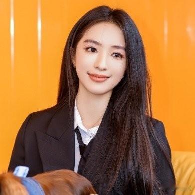 翁青雅采访翻车，饶雪漫笑出八排牙？朱珠一句话救全场！
 
这两天直播圈的瓜真是新