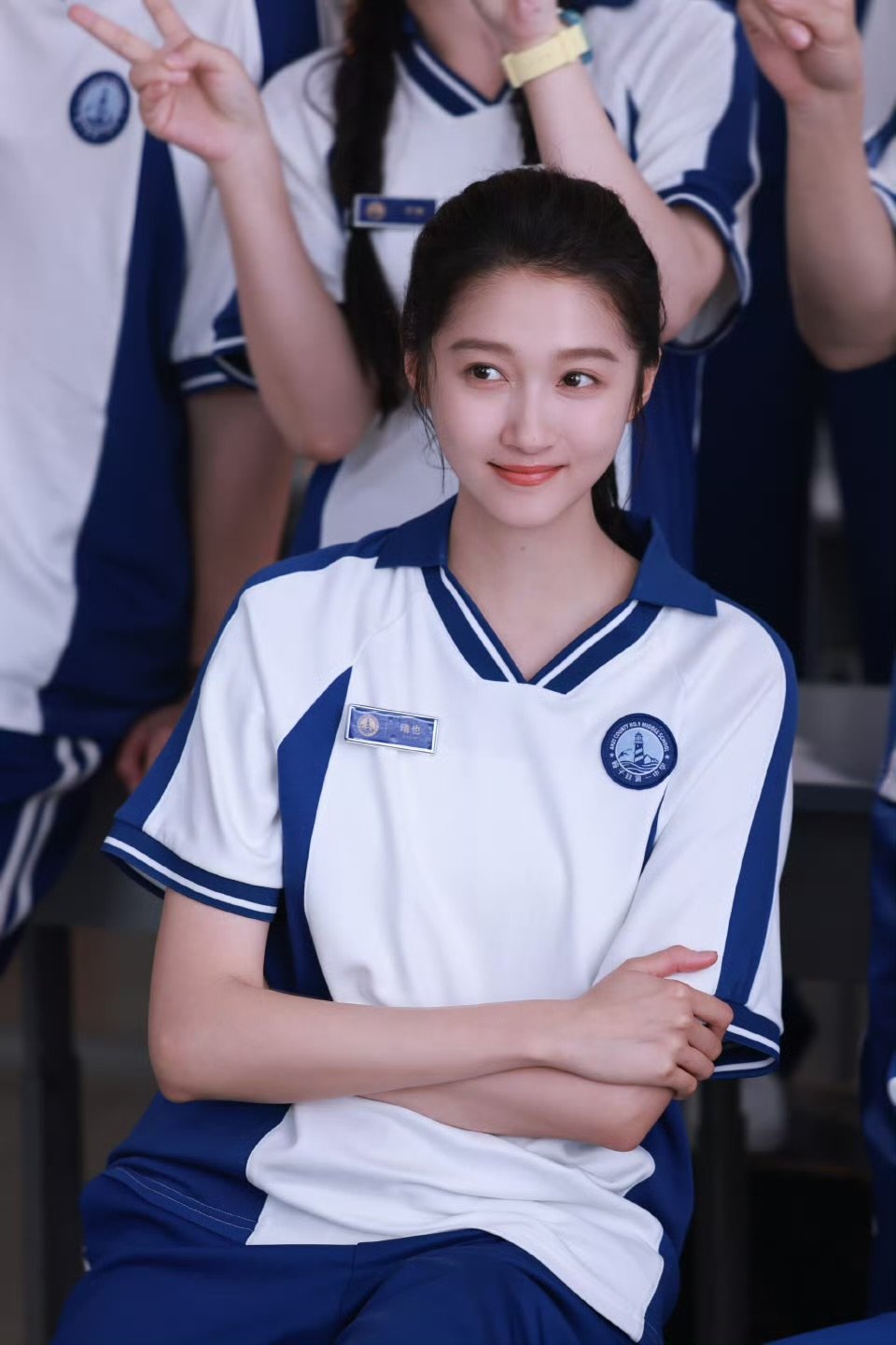 关晓彤教室偶遇晴也  关晓彤教室偶遇晴也同学，校服造型太美了吧！校花级别的！期待
