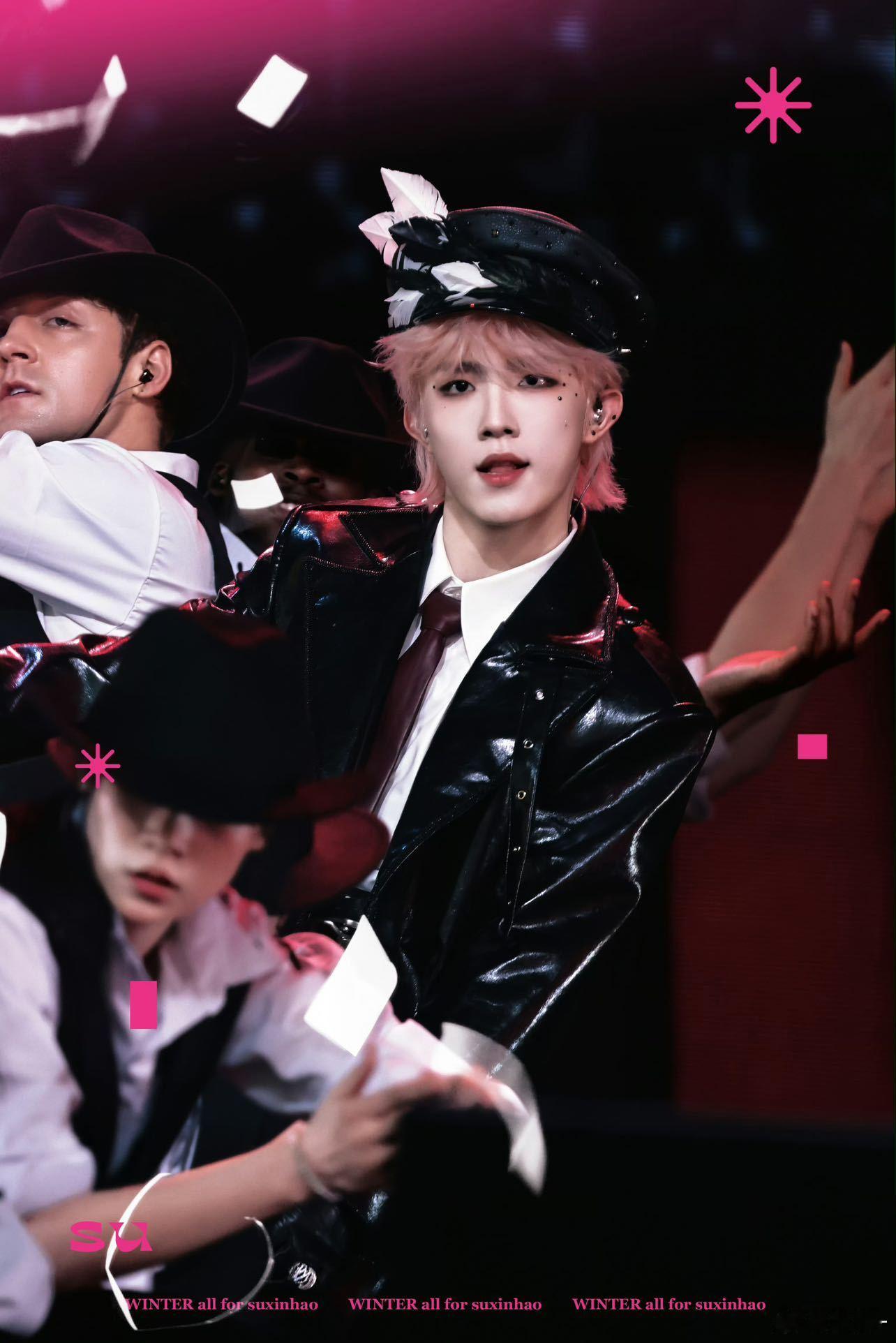 苏新皓黑框眼镜的作用是装乖吗真的会被苏新皓的舞台反差惊到，戴眼镜斯文又干净，一摘