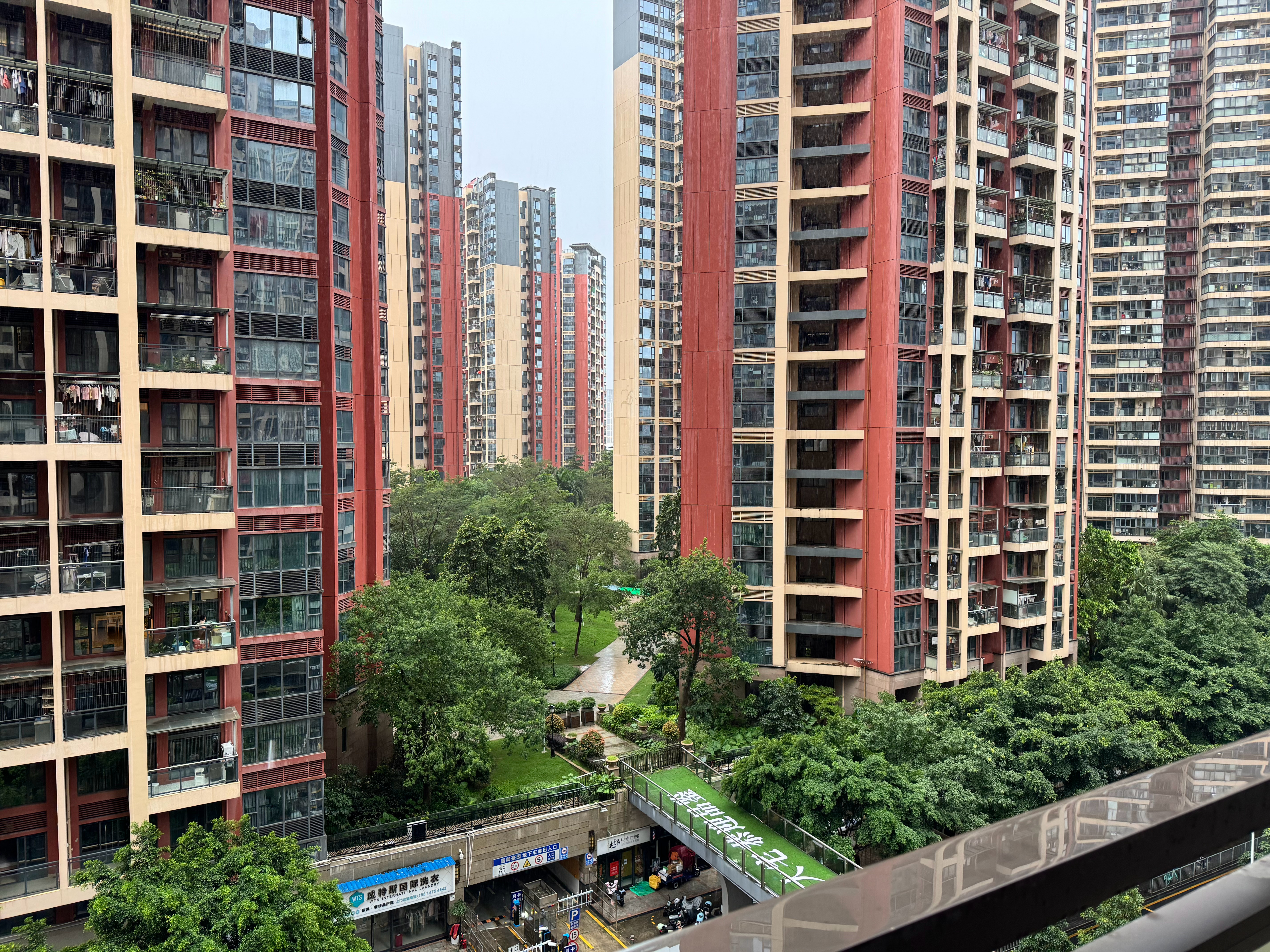 下雨了，好几个同事都休假了，我咋办 ​​​