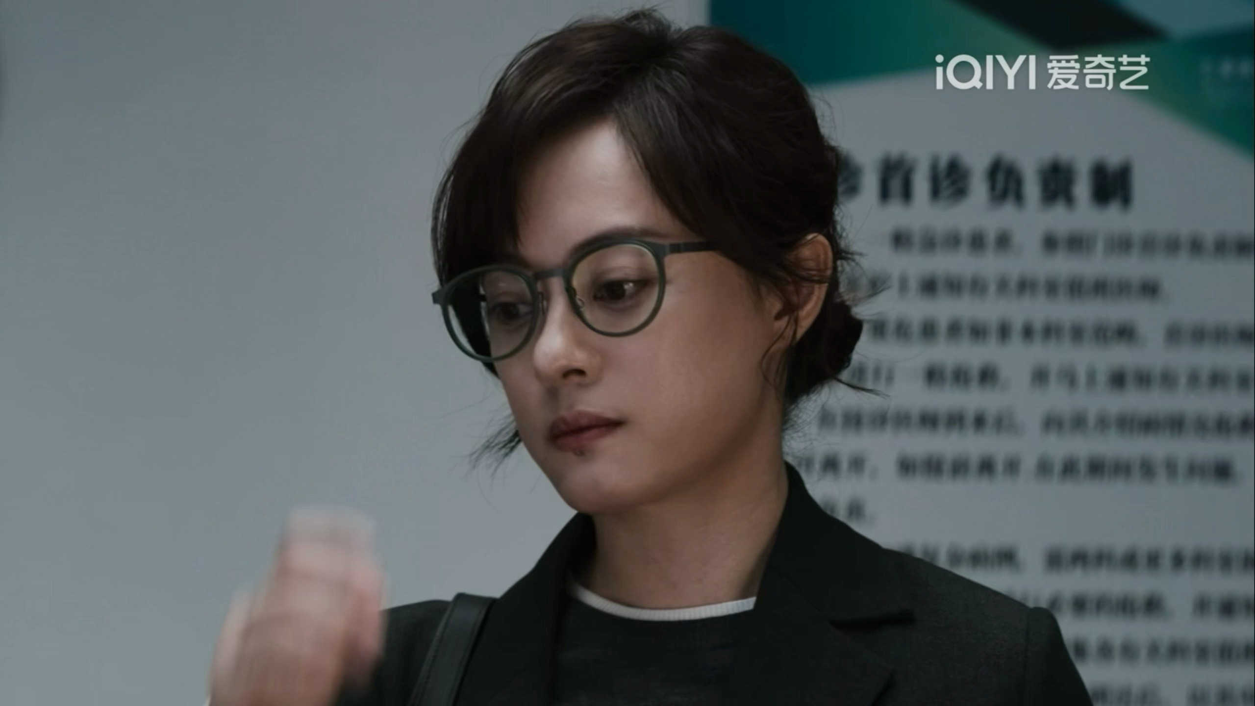 孙俪抬眼镜这一下也是妈妈级别剧集危险关系