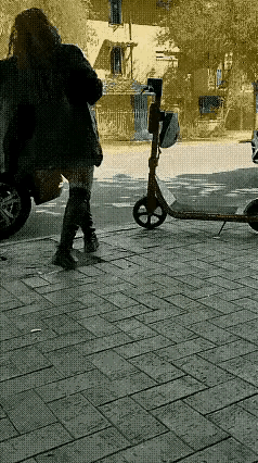 不作不死！一辆独轮车人畜无害地停在路边，万万想不到一打扮时髦的女子走过去，抬腿一