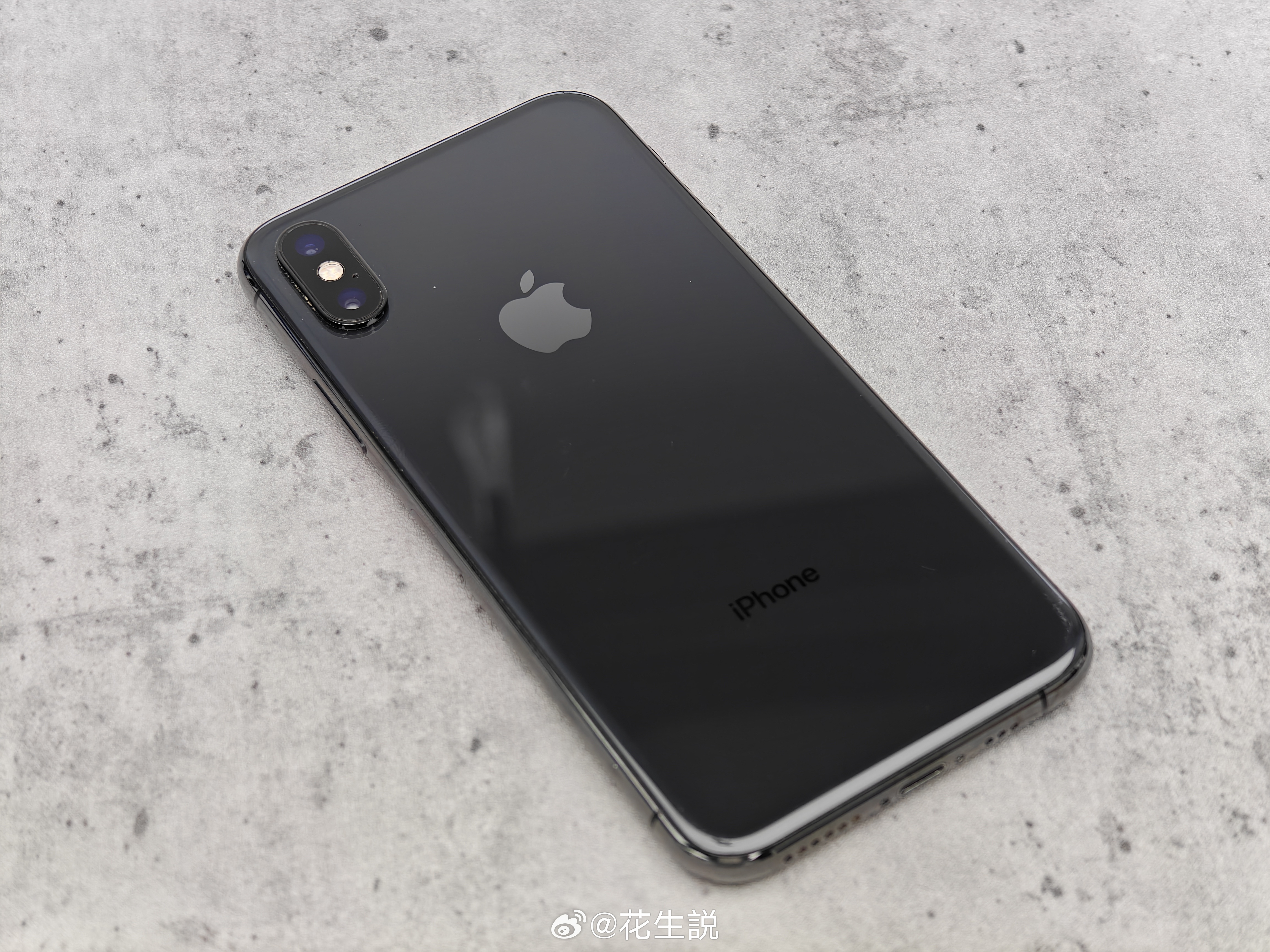 刘海屏，60Hz，单SIM卡槽，没有超广角还是小底主摄的手机…没错我说的是iPh