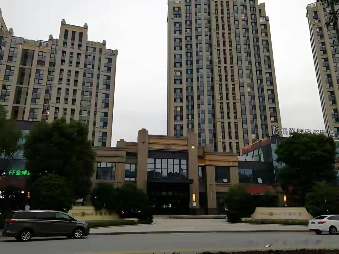 苏州吴中区某小区，成立业委会，赶走物业，仅仅两年半， 500万公共收益基本花光 