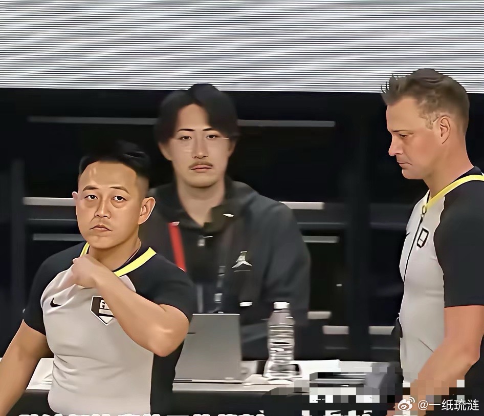 这三个人，就是中日比赛的裁判，判罚有失公允，尤其是那个新加坡的教练。在场上先是把