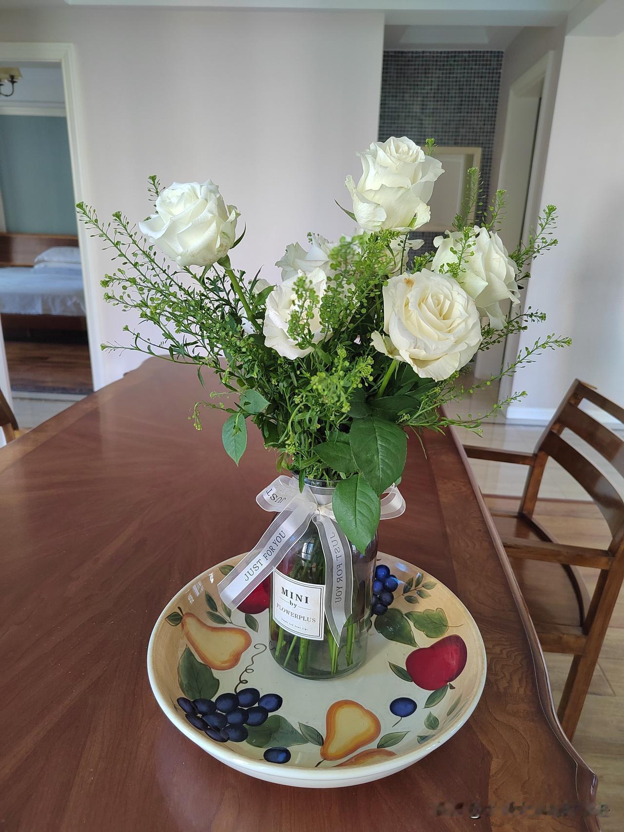 有网友描述“白玫瑰”，寓意着纯净白色与爱情象征结合；白色花卉往往代表：纯洁无瑕、