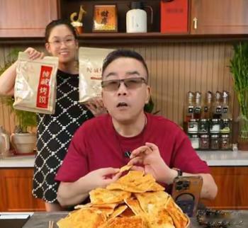 昨晚杨仪直播的时候，有人怒怼杨议:搞艺术的时候他是大拇哥，但是生活作风拉到极点了
