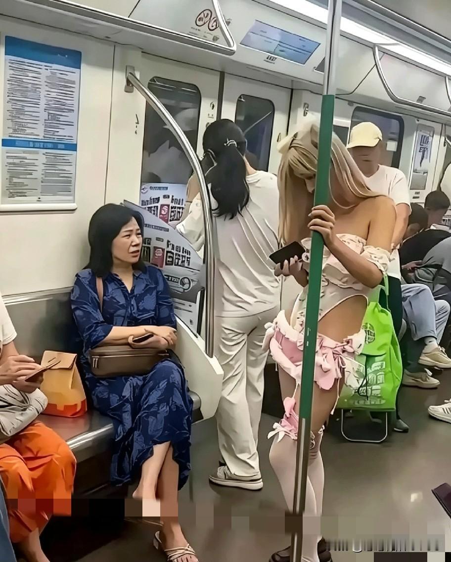 地铁碰到个姑娘穿搭很有个性，旁边阿姨看到都有点接受不了。各人审美不一样，公共场合