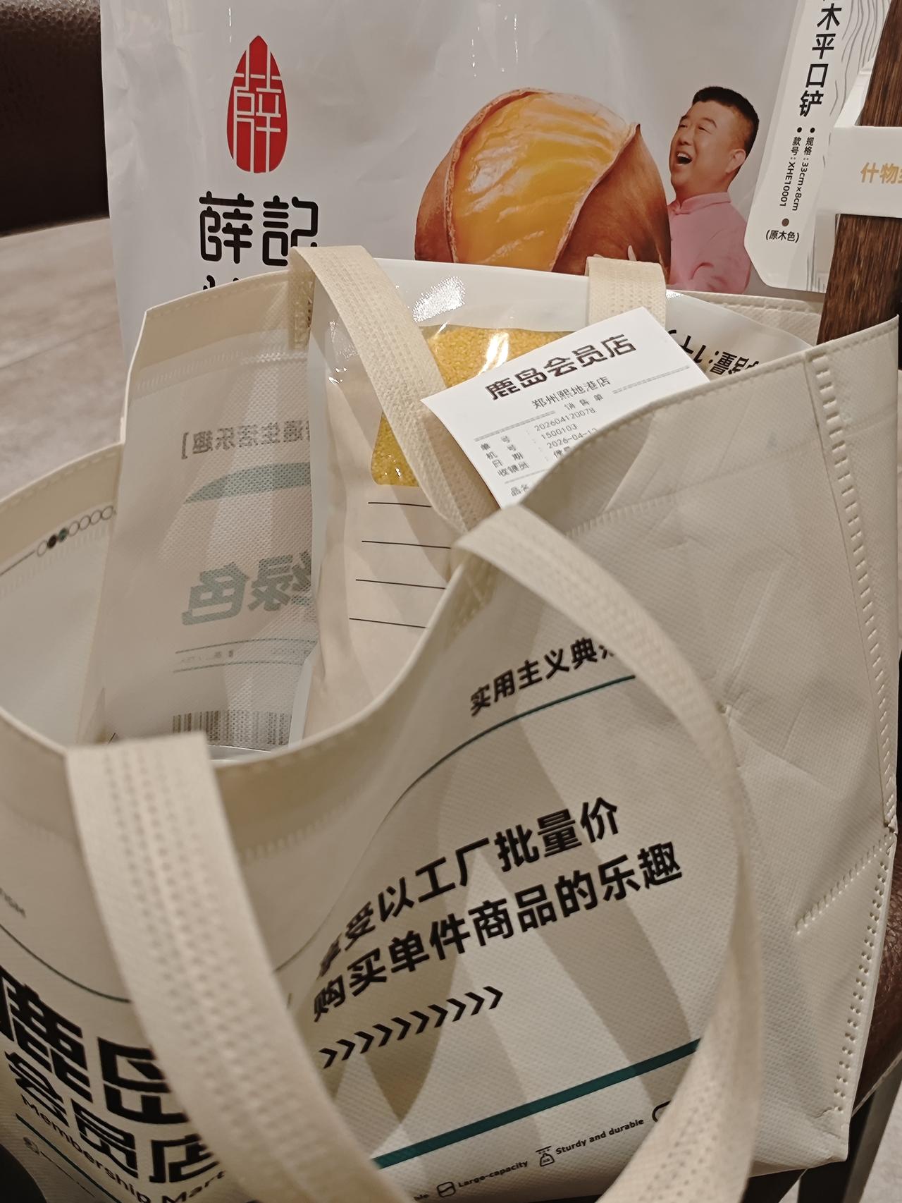 点一杯无糖拿铁，找个靠窗的角落坐下。今天是周末，人来人往，喧闹得很。我也不恼，反