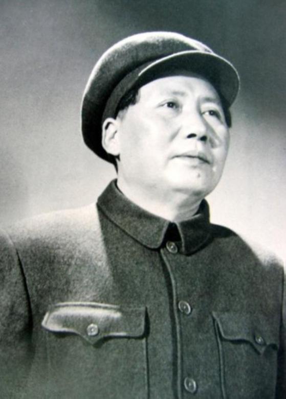 1981年，胡乔木提出不再称“毛主席”，改叫“毛泽东”，但黄克诚将军听完总觉得别