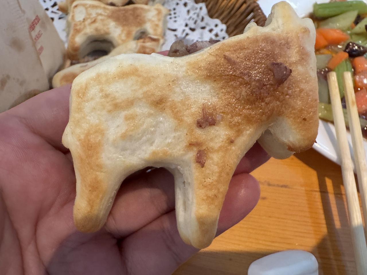你还纠结驴肉火烧是吃圆的还是方的吗？这些统统都过时了，要吃就得吃驴样的。

今天