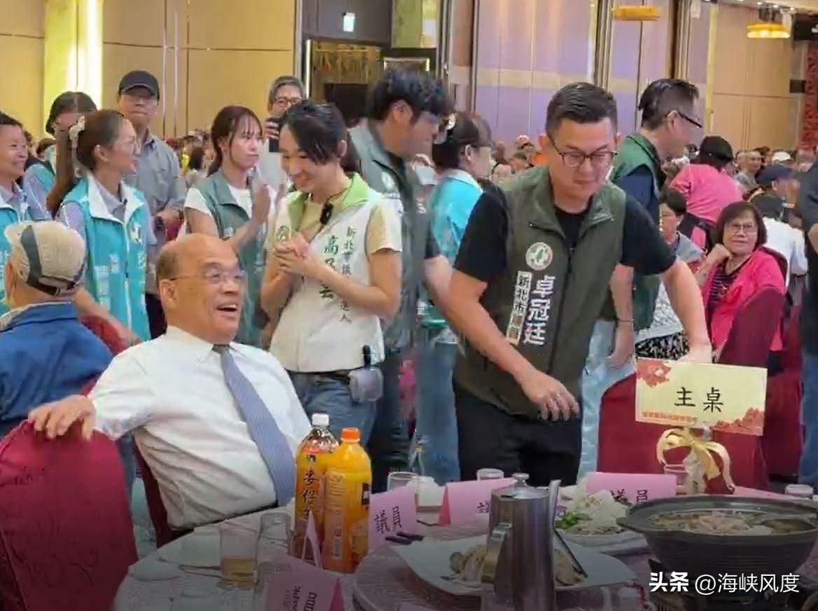 苏贞昌霸气进场打断李四川致辞，直接主桌就坐，眼露凶光，死盯李四川发言，还狠拍肩！