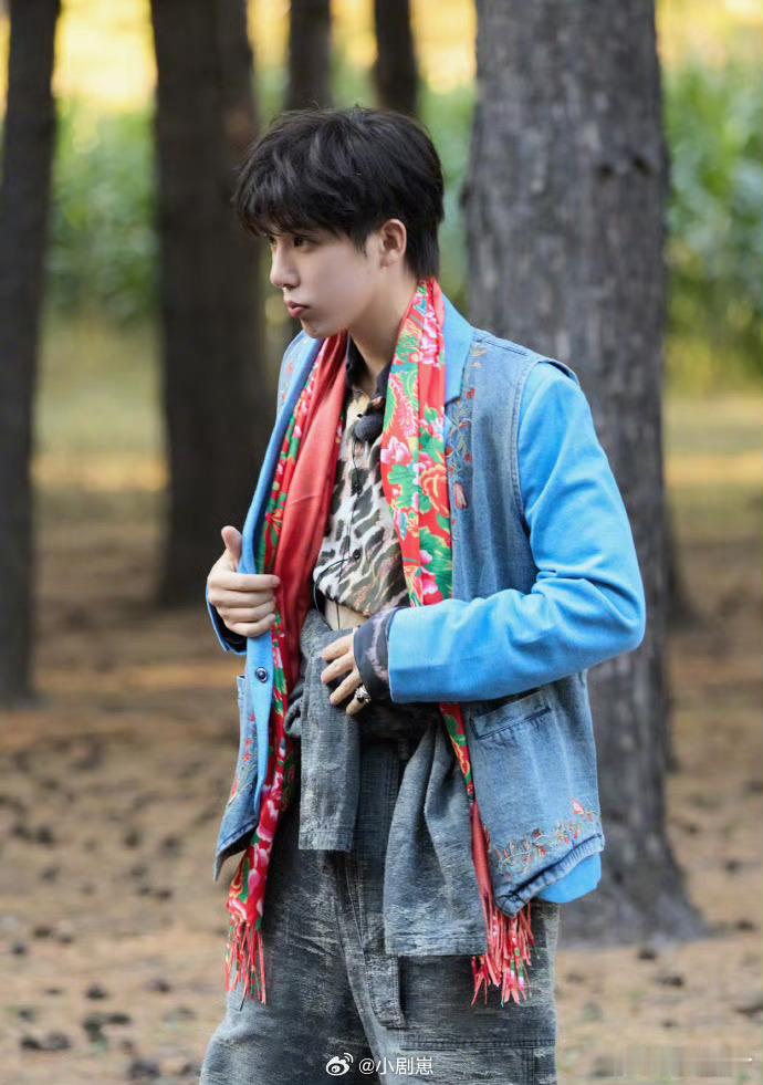 上辈子黏人精这辈子王安宇！《现在就出发》里他超会贴贴，凑肩埋怀像小猫，社交距离直