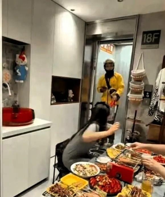 外卖小哥估计天都塌了，估计以为自己走错了！