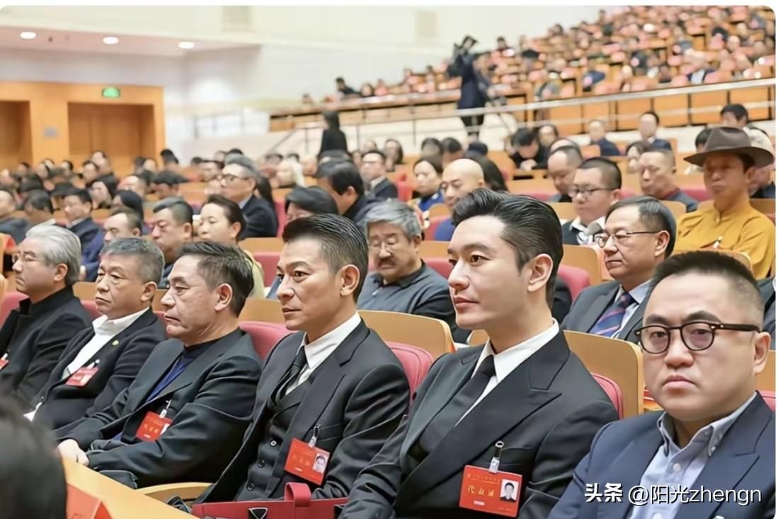 这张中国影协代表大会的照片里，从左到右看着一个比一个显年轻，头发也越来越黑，视觉