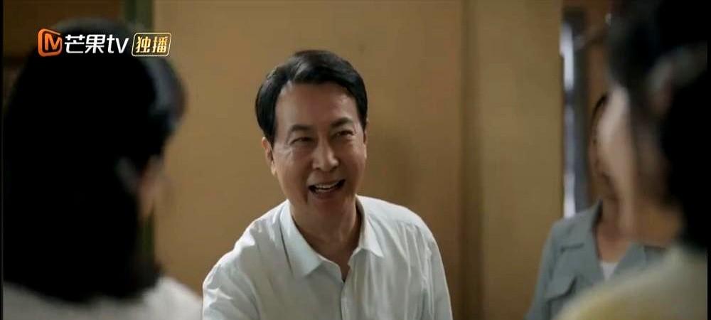 分不到房怎么办？老钳工庄先进直接把全家搬进了厂长家。

一家七口挤在一间半的小平