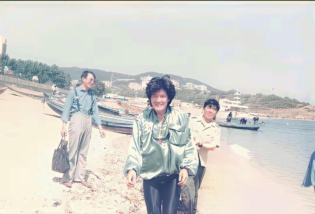 原来，喜欢烫头的，不仅有相声皇后，还有小品王。你看这大波浪卷，要是不注意的，还以