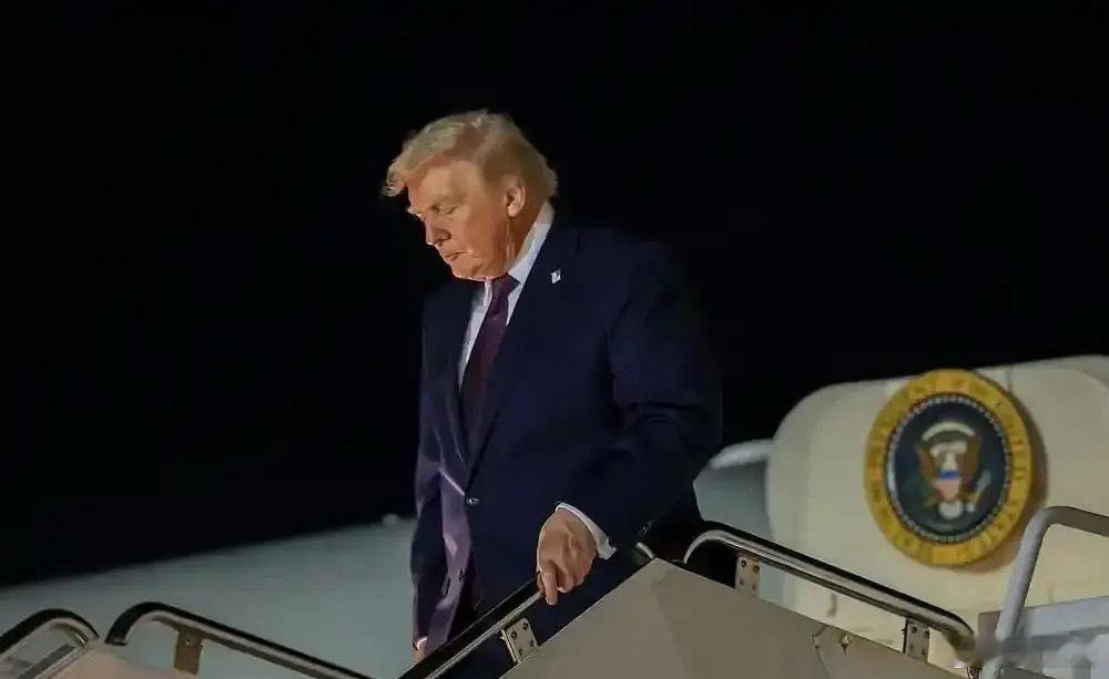 准备赴瑞士苏黎世参加达沃斯活动的特朗普，遇上了出行小意外。其乘坐的空军一号起飞后