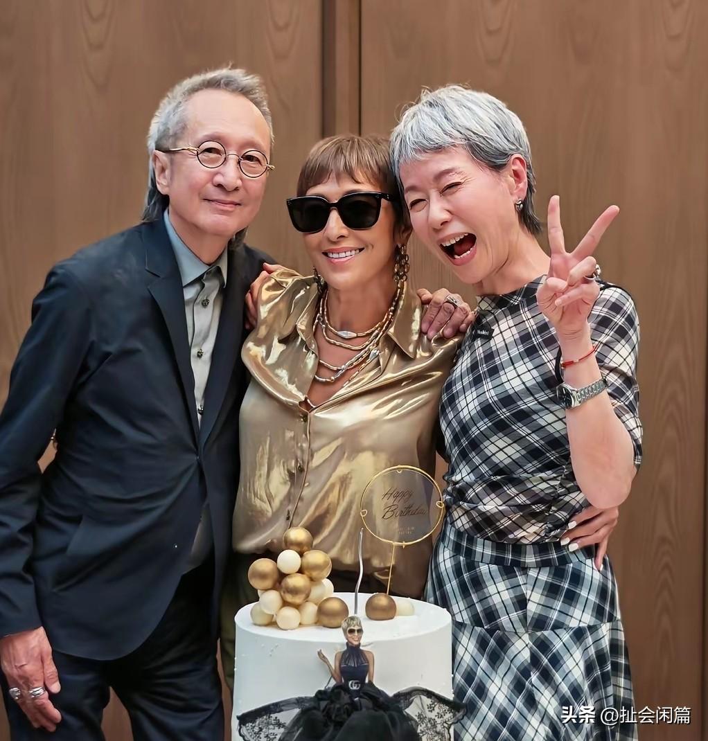 叶童夫妇出席好友的生日会！
 
陈国熹叶童，二人是相伴多年的夫妻，1988年登记
