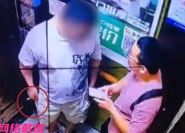 湖南长沙有男子在乘坐电梯时，正好同时遇一男一女进入电梯，其中一男子手里拿着烟，还