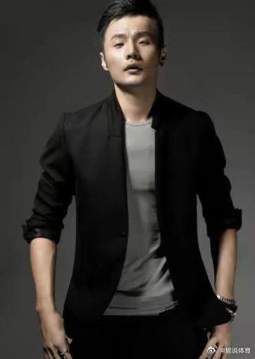 李荣浩真的是内地娱乐圈唯一不多的活人明星了，

亲自下场发微博维权，亲自下场否认